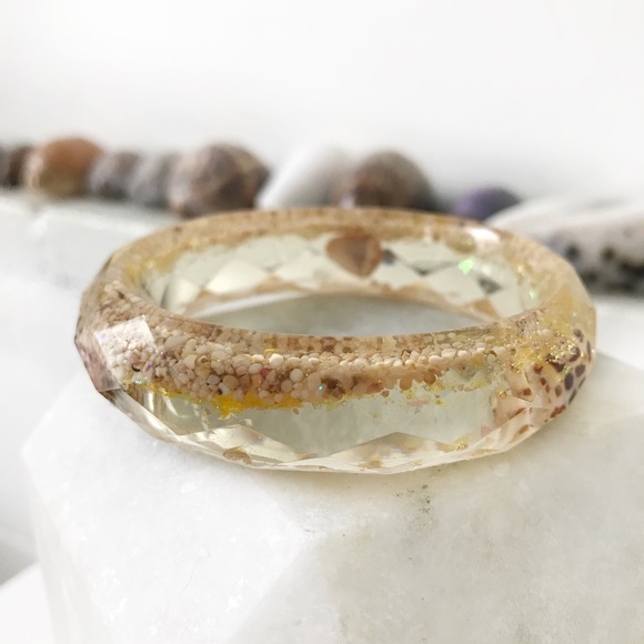 Hawaiian Cone Shell Sand & Glitter Faceted Bangle - Picture 4 of 5
